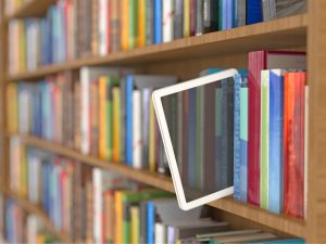 E-book na półce z książkami