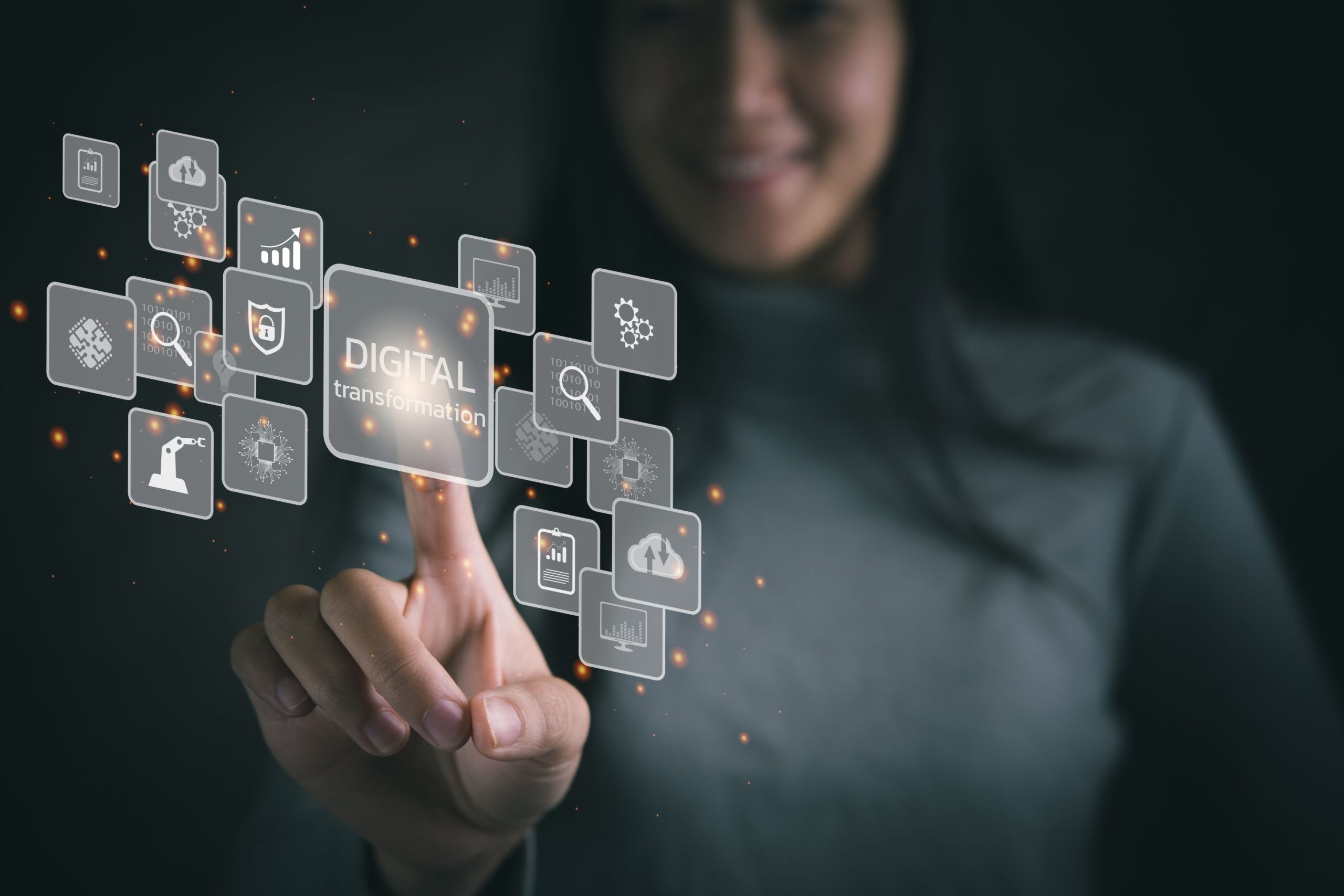 Kobieta wskazuje palcem na jedną z ikonek na ekranie