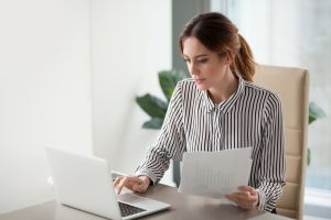 Młoda kobieta pracuje na laptopie