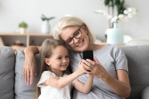 Mama z dzieckiem przeglądają strony na telefonie