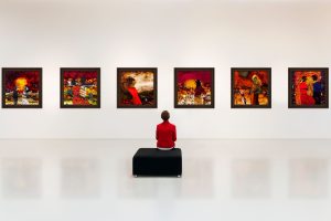 Wystawa obrazów w galerii