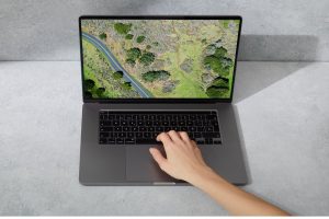 Mapa wyświetlona na laptopie